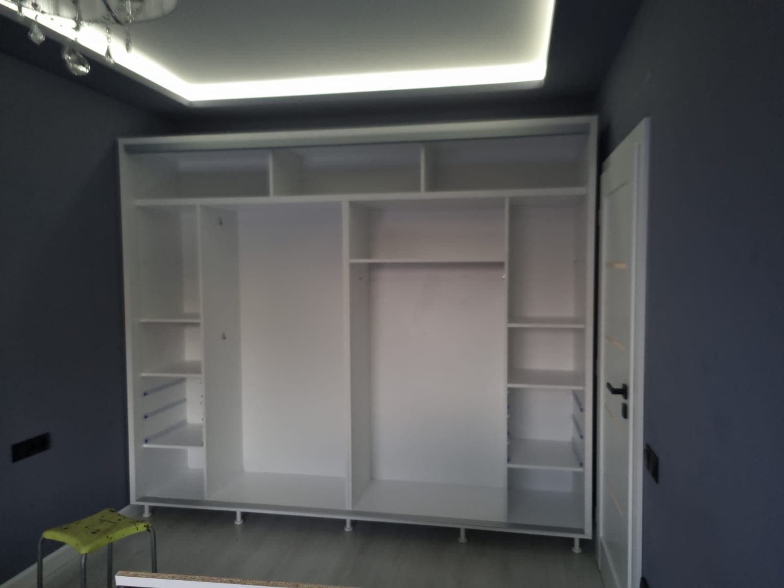 Corpul unui dulap cu uși culisante, înainte de montarea ușilor