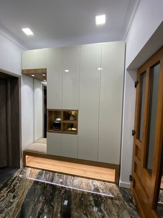 Holul cu nișa iluminată, văzut din lateral
