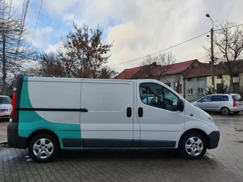 Autoutilitara Opel Vivaro a atelierului, albă cu turcoaz