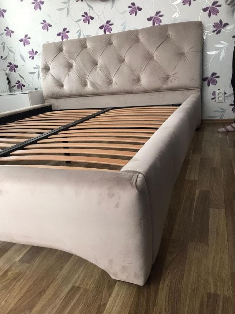 Pat tapițat cu tăblie capitonată