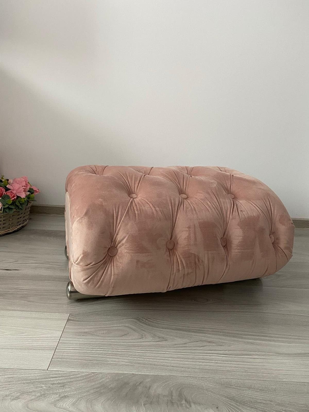 Taburetul capitonat roz, din lateral